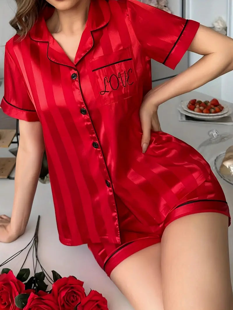 Piżamka satynowa z napisem love w intensywnej czerwieni