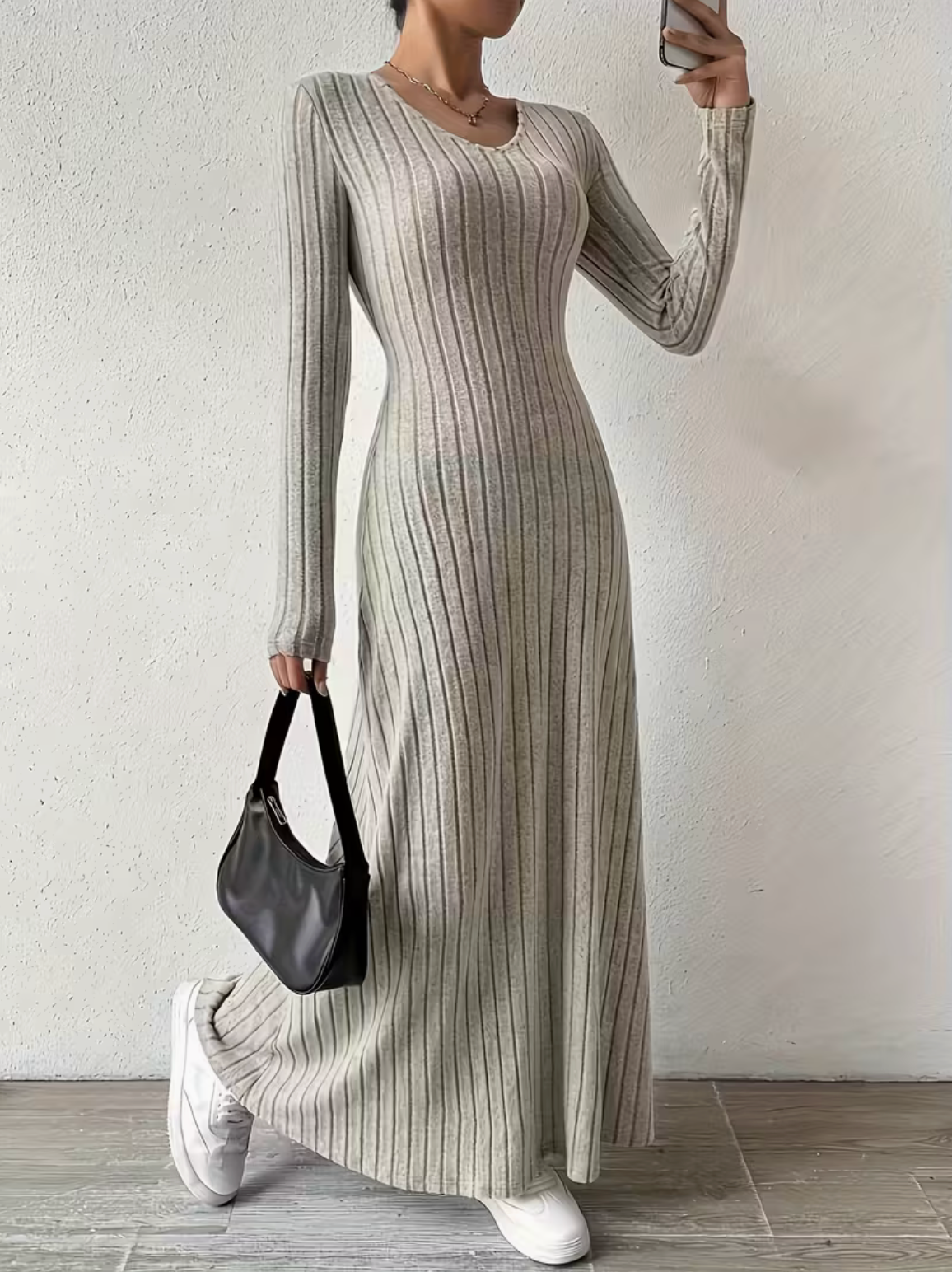 Dzianinowa sukienka maxi prążkowana w kolorze beżowym