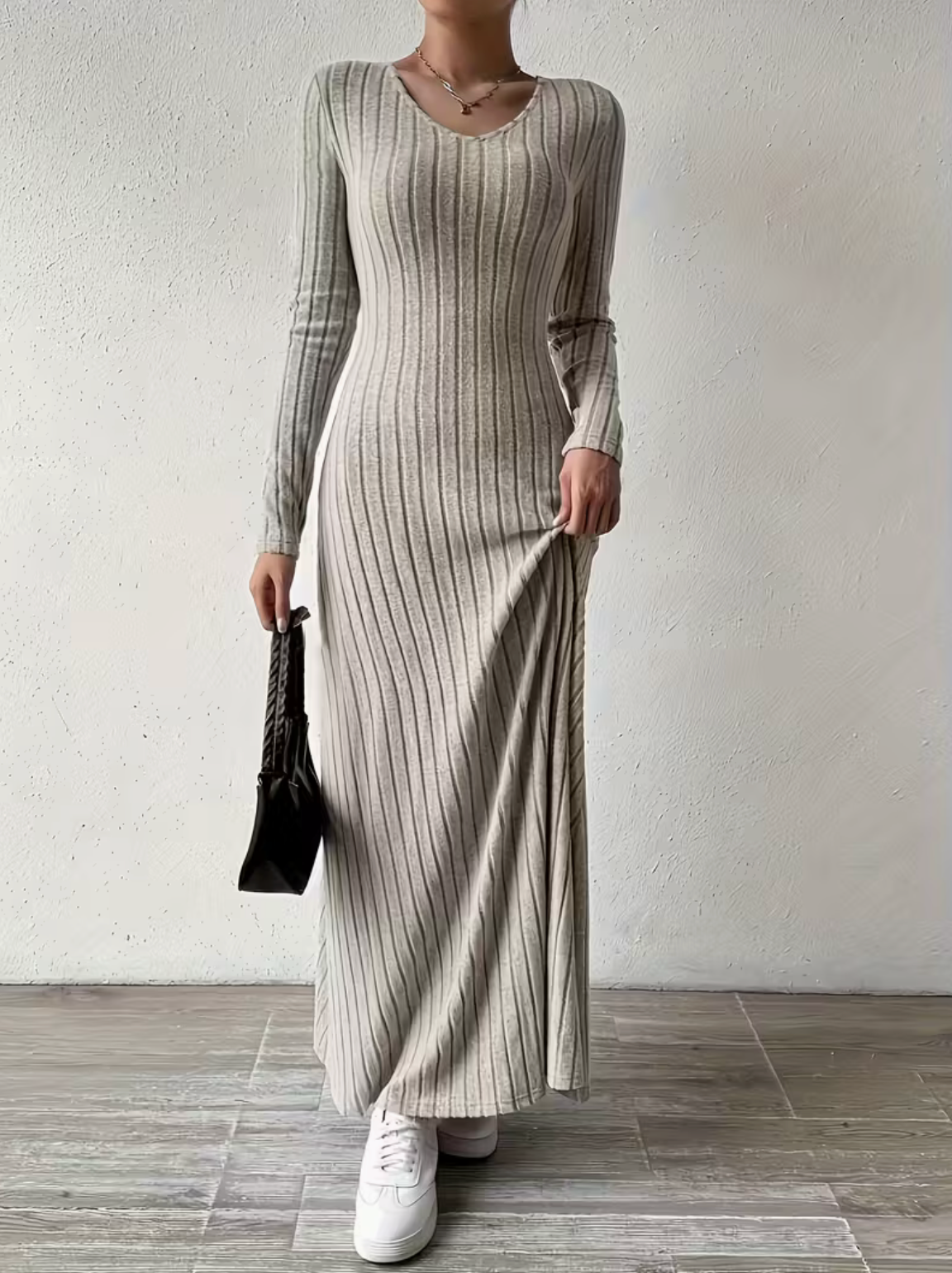 Dzianinowa sukienka maxi prążkowana w kolorze beżowym