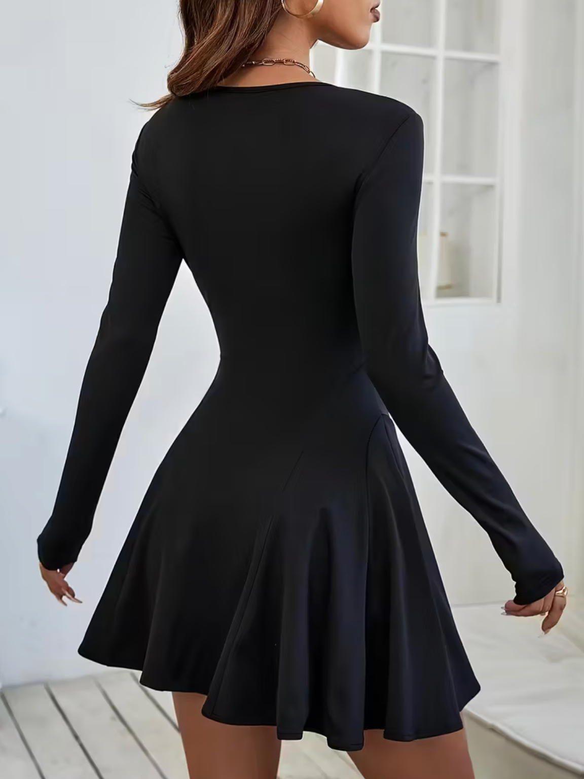 Sukienka czarna dopasowana z rozkloszowanym dołem