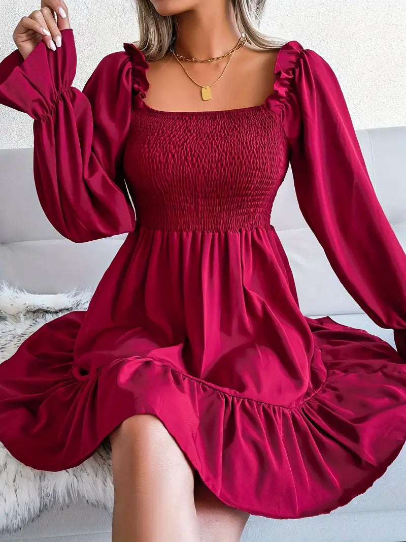 Krótka bordowa sukienka z marszczeniem i falbaną