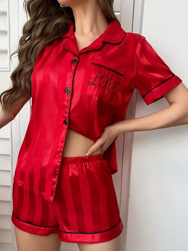Piżamka satynowa z napisem love w intensywnej czerwieni