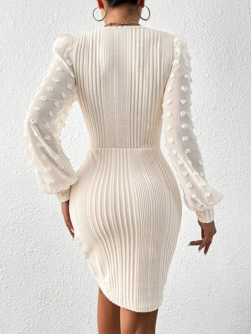 Sukienka prążkowana ecru z tiulowymi rękawami w kwiaty