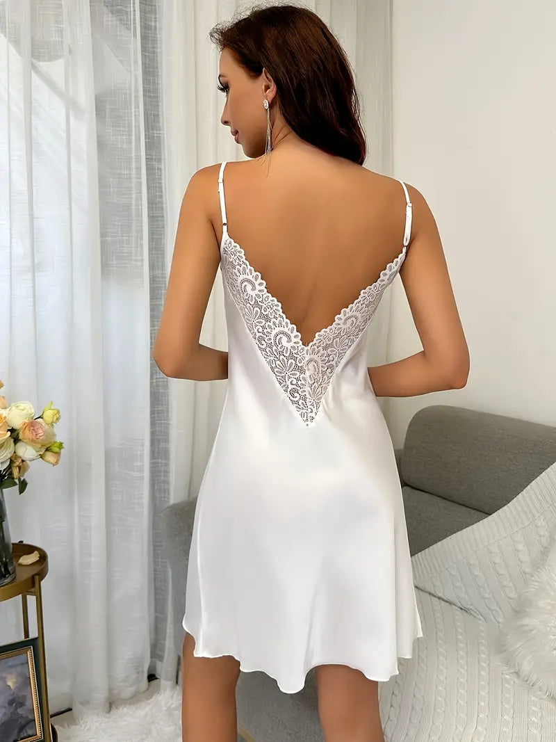Koszulka nocna satynowa biała z koronkowym dekoltem na plecach