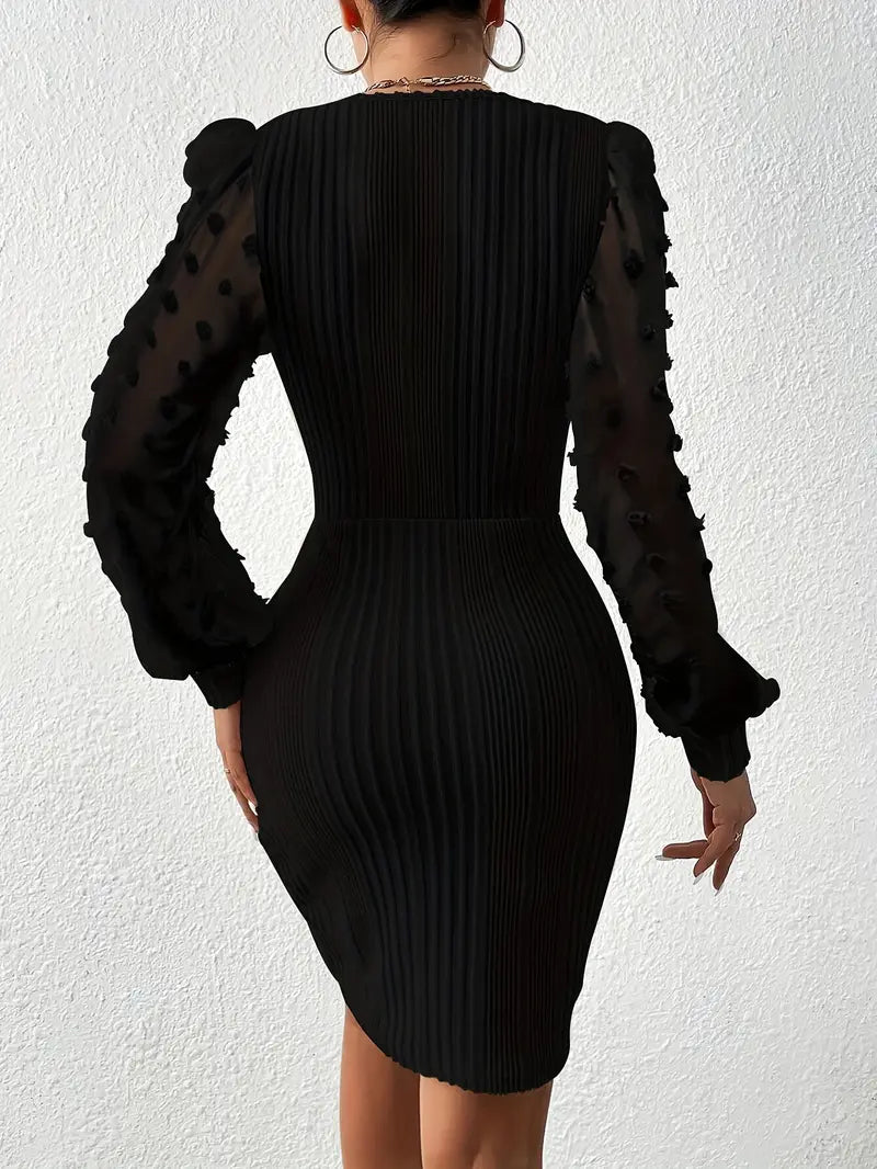 Czarna dopasowana sukienka z transparentnymi rękawami i prążkowaniem