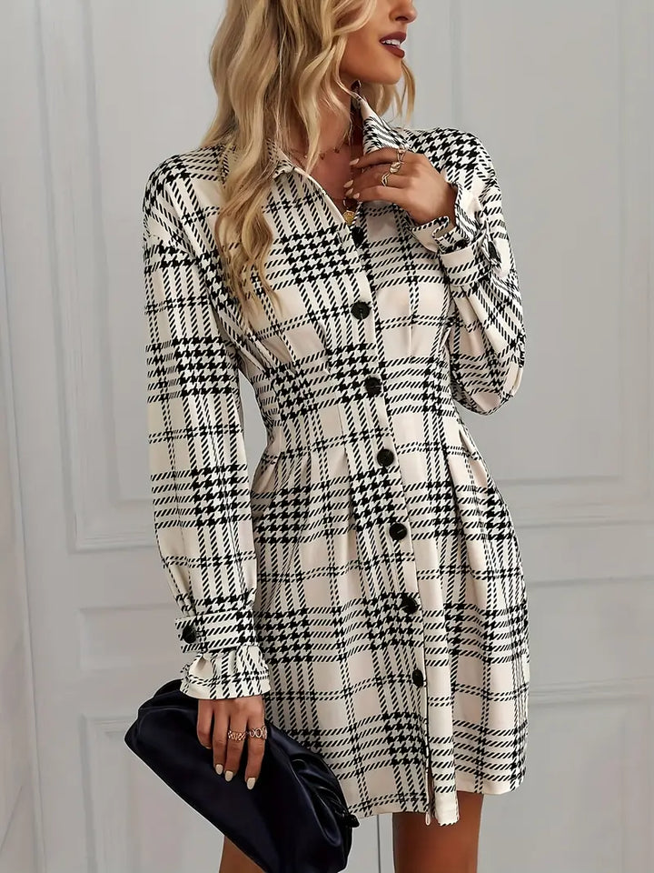 Elegancka sukienka koszulowa w kratę z guzikami