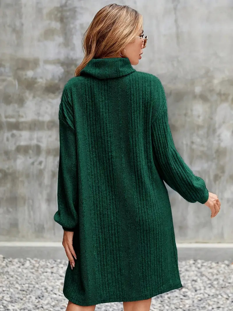 Zielona dzianinowa sukienka z golfem i paskiem