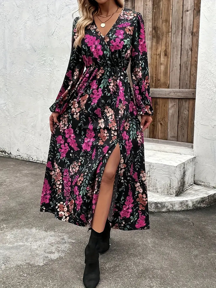 Czarna sukienka maxi w różowo-brązowe kwiaty z rozcięciem na nodze