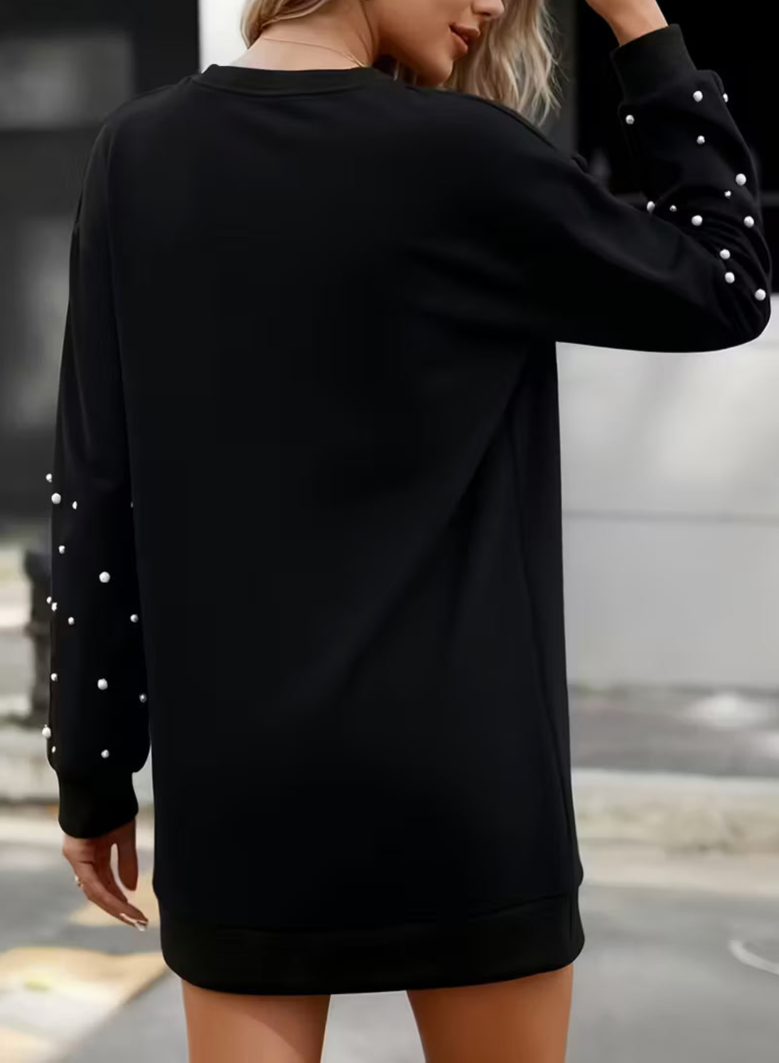 Sukienka czarna dresowa z perełkami na rękawach