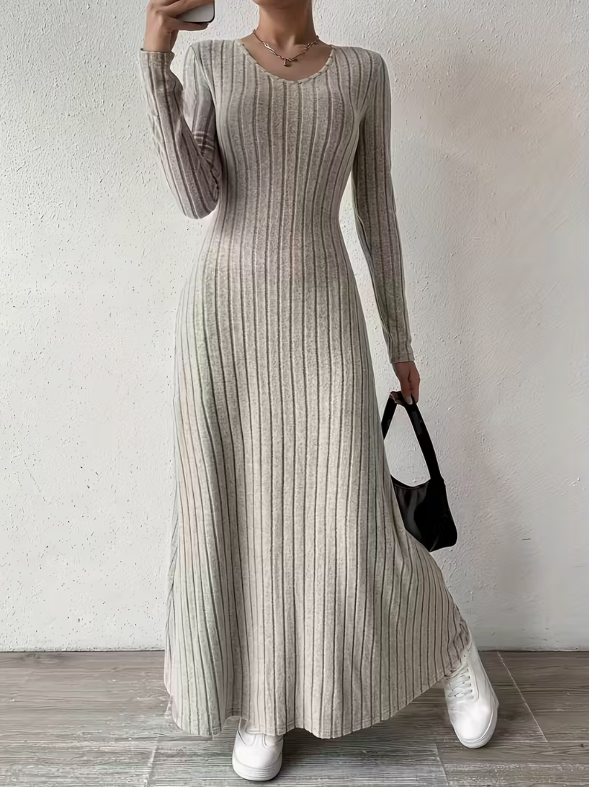 Dzianinowa sukienka maxi prążkowana w kolorze beżowym