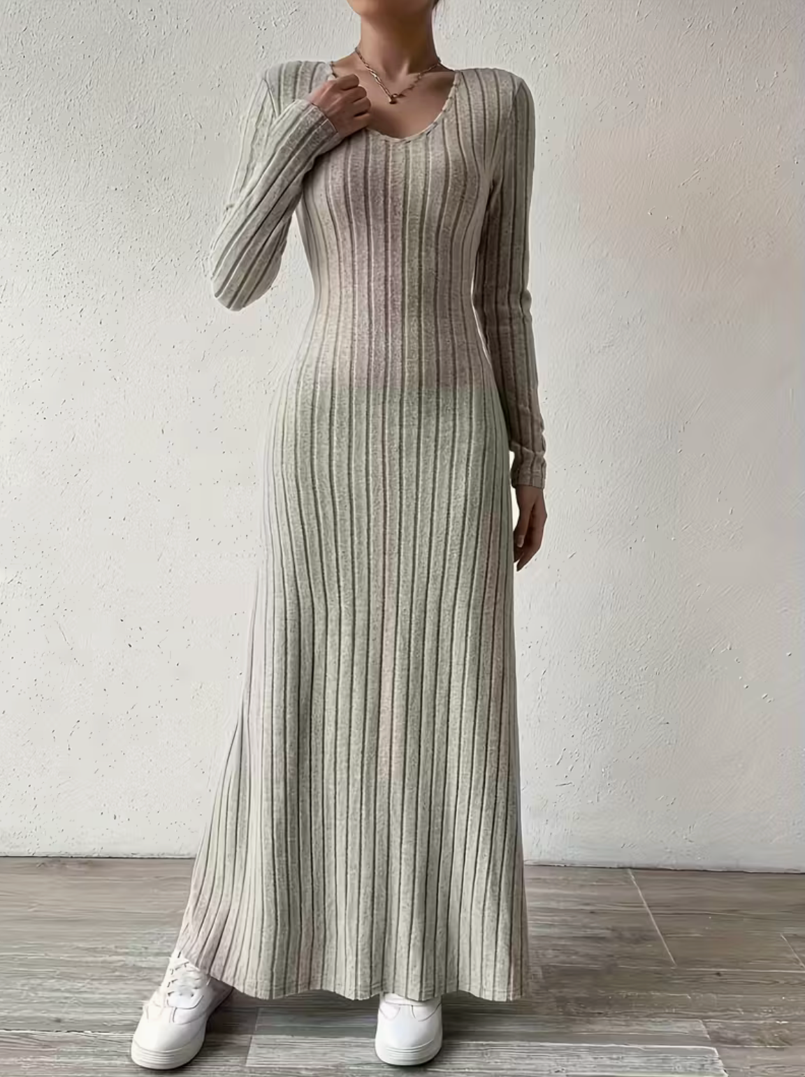 Dzianinowa sukienka maxi prążkowana w kolorze beżowym