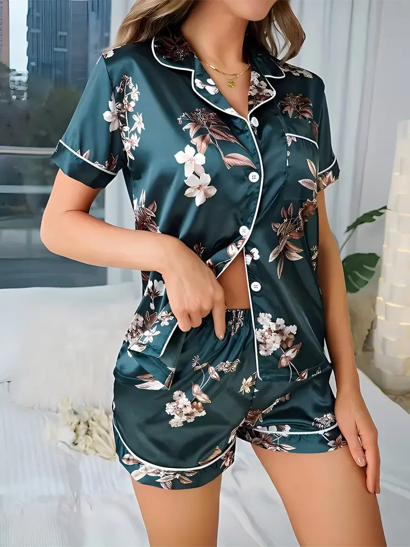 Satynowa piżamka z krótkim rękawem i kwiatowym nadrukiem w kolorze butelkowej zieleni