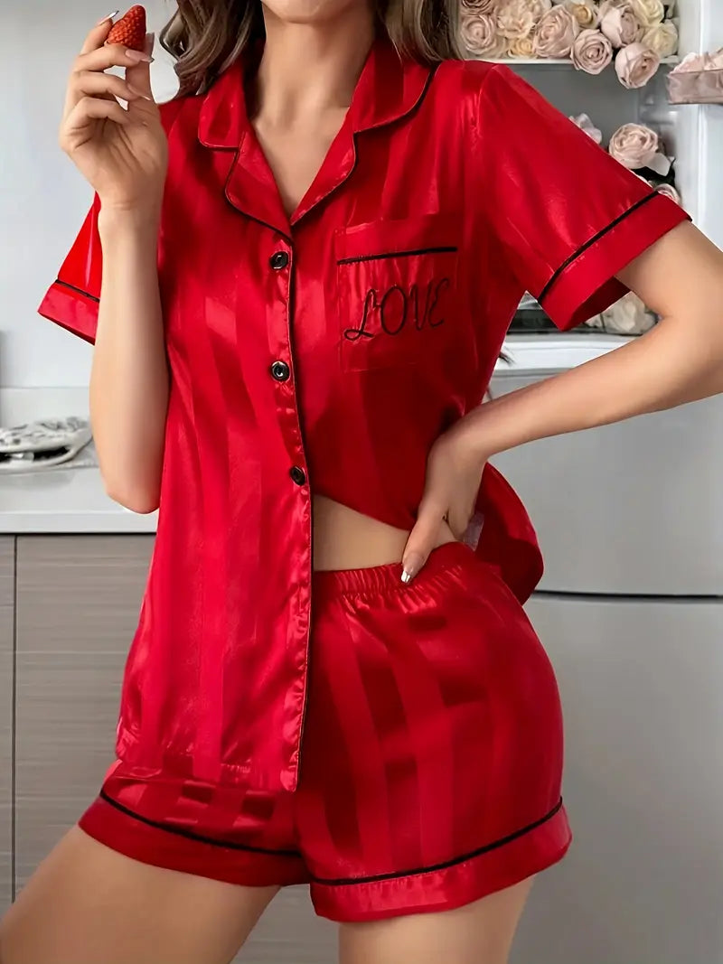 Piżamka satynowa z napisem love w intensywnej czerwieni