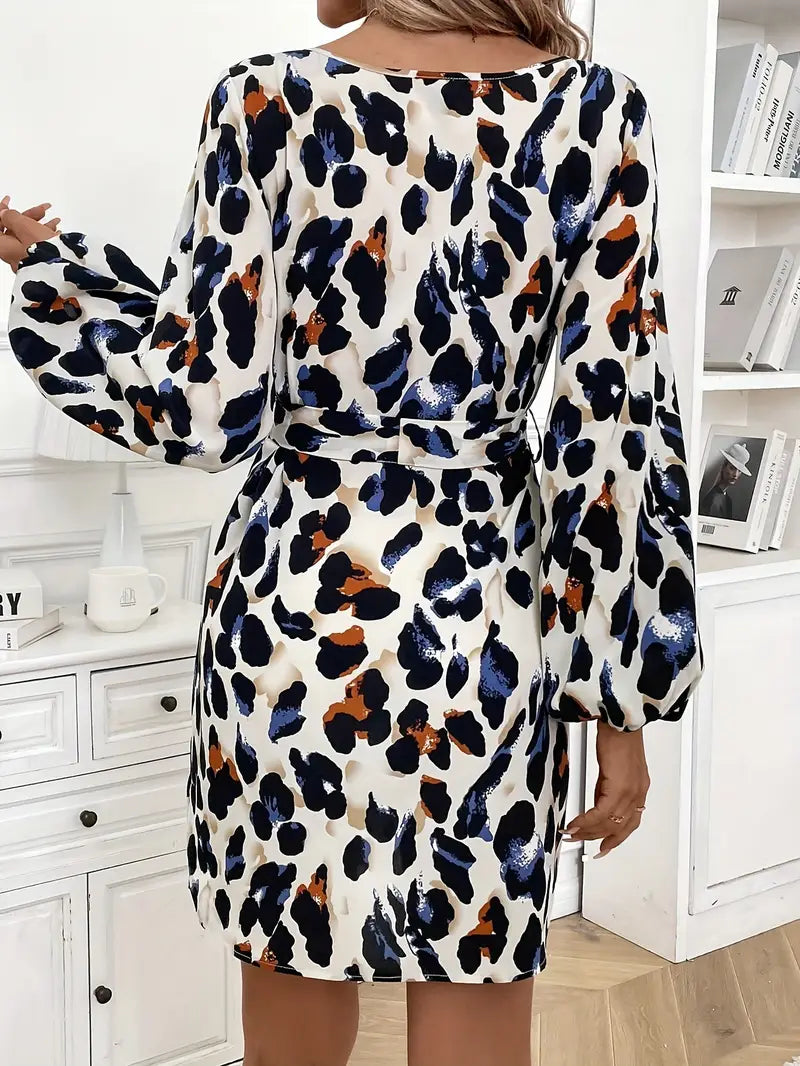 Krótka biała sukienka w czarno-niebiesko-pomarańczowe wzory z paskiem