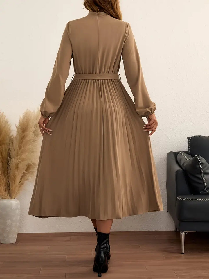 Plisowana sukienka midi z paskiem w kolorze khaki