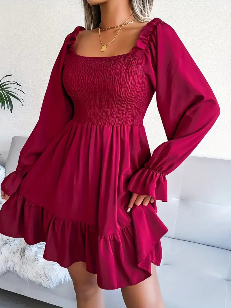 Krótka bordowa sukienka z marszczeniem i falbaną