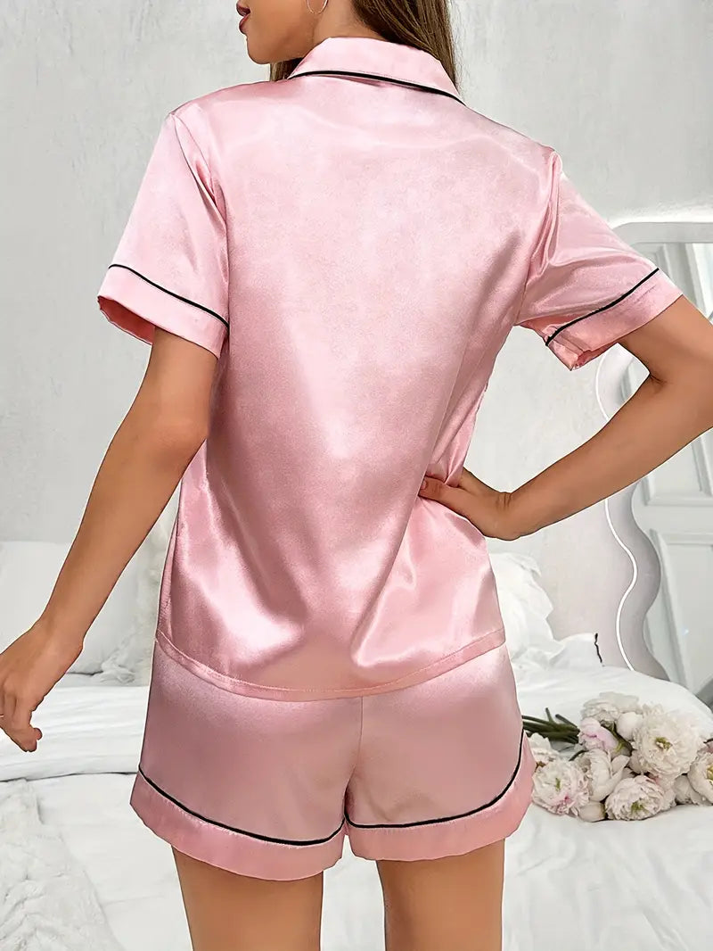 Klasyczny satynowy komplet piżamowy w kolorze pudrowego różu z czarną lamówką